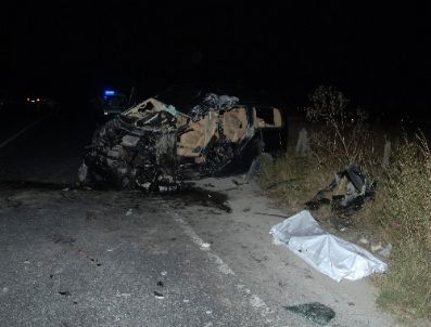 Minibüs Kamyonla Çarpıştı: 1 Ölü