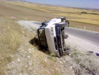 Minibüs Şarampole Devrildi: 4 Yaralı