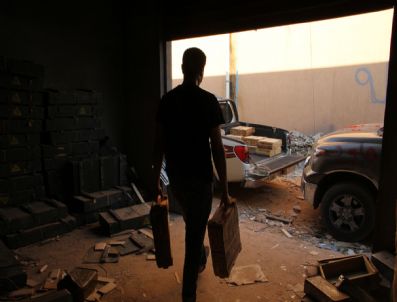 Muhalifler Kaddafi`nin Silah Deposunu Ele Geçirdi