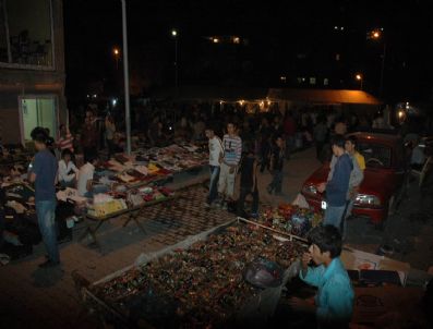 Pazar Yeri Müşteri Bekliyor