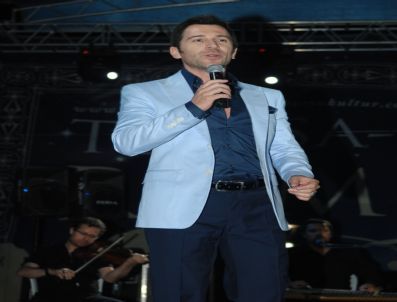 Şiirlerini Şehitler İçin Okudu