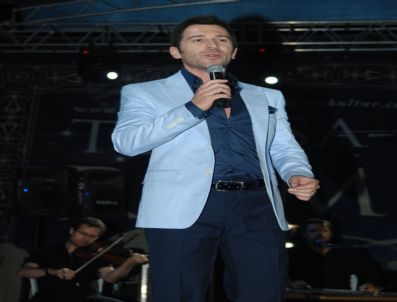 Şiirlerini Şehitler İçin Okudu