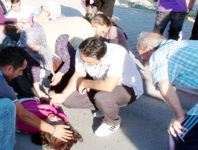 Tekeri Patlayan Araçtaki 3 Kişi Yola Savruldu