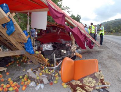 SELAHATTIN ŞIMŞEK - Yoldan Çıkan Otomobil Kamyonete Çarptı: 5 Yaralı