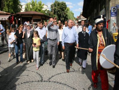 Ak Parti`den Mehteranlı Bayramlaşma