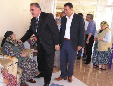 Ak Partililerden Yurt ve Huzurevi`ne Bayram Ziyareti