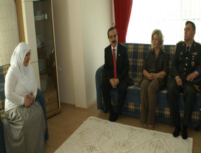 HALIL CANAVAR - Aydın Protokolü Bayramda Yaşlı, Hasta ve Çocukları Sevindirdi Aydın Valisi Hüseyin Avni Coş: