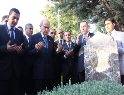 Bahçeli Bayram Namazının Ardından Başbuğ’un Kabrini Ziyaret Etti