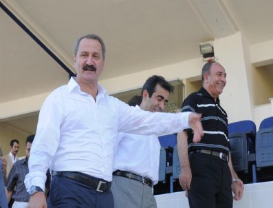 Bakan Çağlayan Tevfik Sırrı Gür Stadı`nı Gezdi