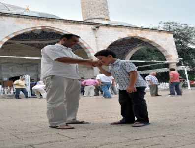 Bayram Namazı Kılmak İsteyen Antalyalılar Camilere Sığmadı