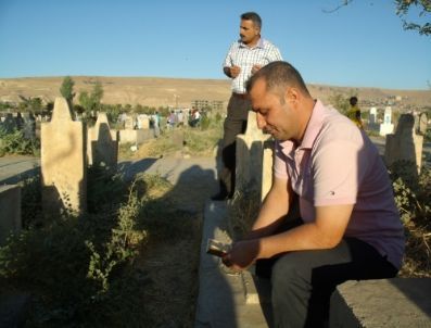 Cizreliler Bayram Namazından Sonra Mezarlığa Akın Etti