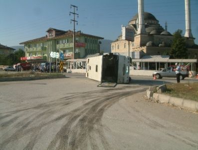 D 100 Karayolu`nda Kaza 5 Kişi Yaralandı