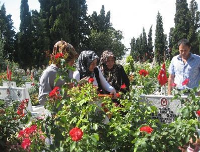 Edirnekapı Şehitliği`nde Hüzünlü Bayram