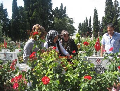 EDIRNEKAPı - Edirnekapı Şehitliği`nde Hüzünlü Bayram
