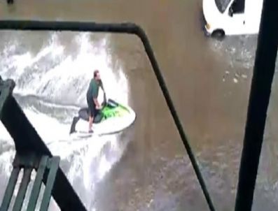 İrene Kasırgası: Sel Sularında ‘jet Ski’ Keyfi Yaptılar