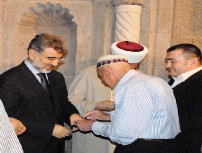 Kayserililer Bayram Sabahı Camiye Akın Etti