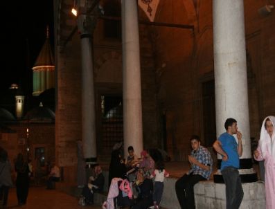 Mevlana Diyarında Vatandaşlar Son Teravih İçin Camilere Akın Etti