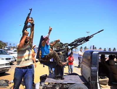 Muhalifler Sirte'ye doğru ilerliyor