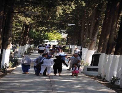 Ramazan Bayramı Öncesi Mezarlıklar Doldu Taştı