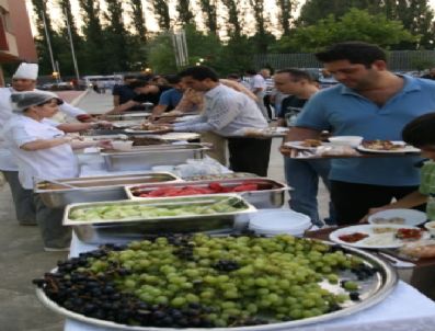 Romanya`daki Türk Okulunun İftarı, İstanbul Çadırlarını Aratmadı