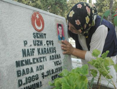 Şehit Annesi Evladının Mezarına Şeker Bıraktı