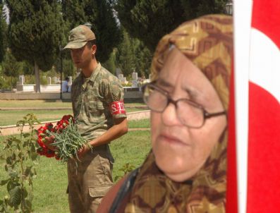 NURCAN DALBUDAK - Şehitlikte Buruk Bayramlaşma