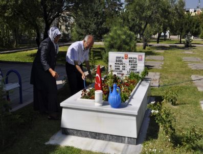 Şehitlikte Hüzünlü Bayramlaşma