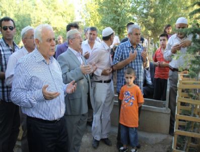 Vatandaşlar Mezarlıklara Akın Etti