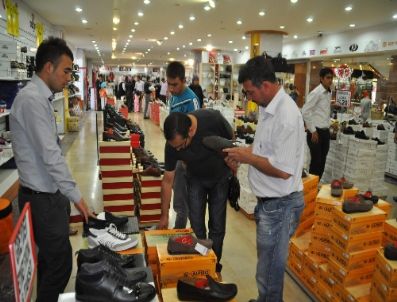 YASIN TURAN - Yozgat`ta Bayram Arifesi Esnafın Yüzünü Güldürdü