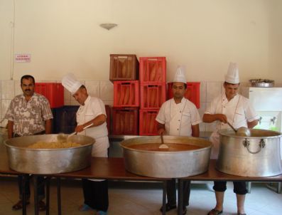 Alanya Belediyesi Günlük Bin 500 Kişiye İftar Yemeği Veriyor