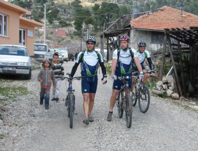 MALLORCA - Belçikalı Doktorlar Pedal Çevirerek, 4 Yıldır Antalya'nın Köylerini Dolaşıyor