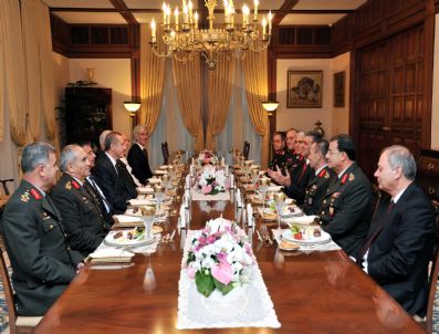 BEKIR KALYONCU - Cumhurbaşkanı Gül, Yaş Üyelerine İftar Yemeği Verdi