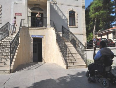 Demirci’de Hükümet Konağı, Engellilere Zorluk Yaşatıyor