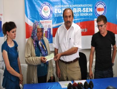 Eğitim-bir-sen Kazada Ölen Üyesinin Ailesine 15 Bin Tl’lik Çek Verdi