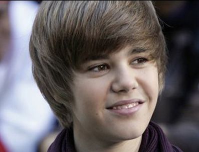 JUSTİN BİEBER - Justin Bieber parfümünü Selena'ya hediye etti