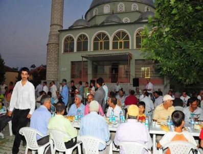 BAHA BAŞÇELIK - Vali Güvenç Turgut Özal Mahallesi`nde Vatandaşlarla İftar Yaptı
