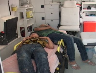 DURUCASU - Yedikleri Kavundan Zehirlenen 6 Kişi Hastaneye Kaldırıldı