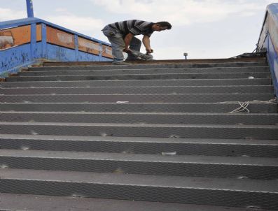 Yenimahalle'de Yaya Üst Geçitleri Yenileniyor