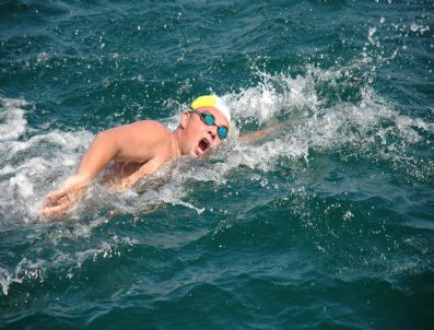 446 Kişi Çanakkale Boğazı`nı Yüzerek Geçmeyi Denedi