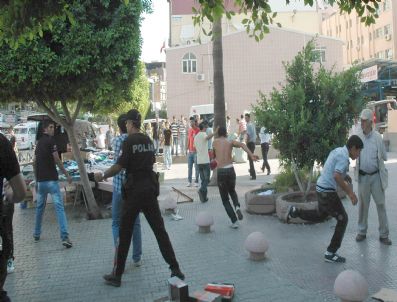 YARBAŞı - Adana`da Seyyar Satıcıların Yer Kavgası: 4 Yaralı