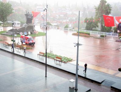 DİLEK AKAGÜN YILMAZ - Antalya`da 30 Ağustos Kutlamalarına Sağanak Yağmur Engeli