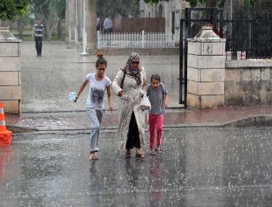 Antalya`da Bayram Sabahı Yağmur Sürprizi