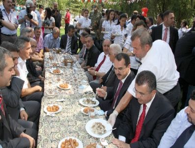 REFIK ERYıLMAZ - Bakan Ergin, Antakyalılarla Parkta Bayramlaştı