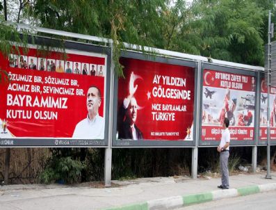 Başbakan Erdoğan ve Tsk`nın Bayram Afişleri Yan Yana Asıldı