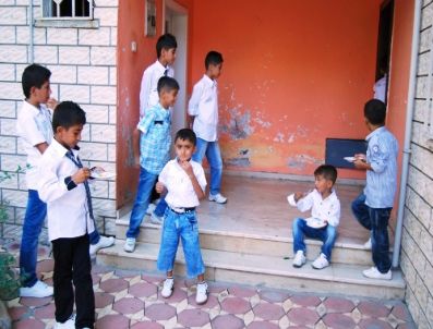 Bayramda Misafirlerine Şeker Yerine Dondurma İkram Etti