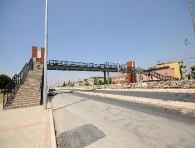 Bir Asansörlü Üst Geçit De Bayraklı Fuat Edip Baksi Mahallesi’ne