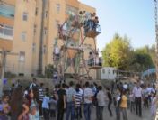 Cizreli Çocukların Tahta Salıncak Keyfi