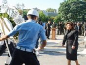 Demokrasi Meydanına Çelenk Konuldu