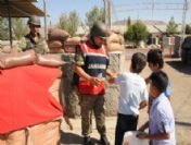 Jandarma`dan Vatandaşa Bayram Şekeri