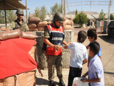 KEMALETTİN AYDIN - Jandarma`dan Vatandaşa Bayram Şekeri